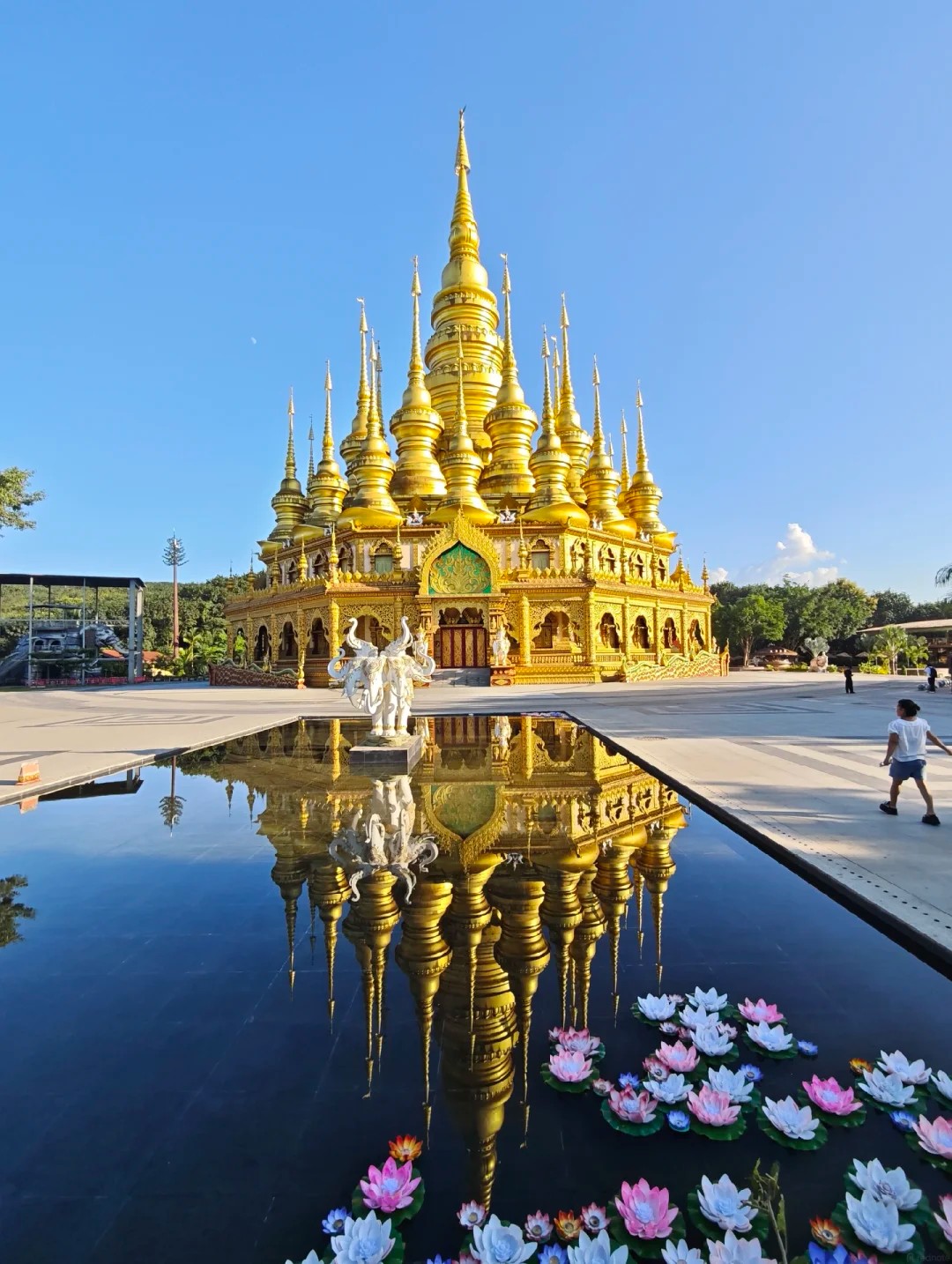 เที่ยวชมภายในวัดหลวงเมืองลื้อ