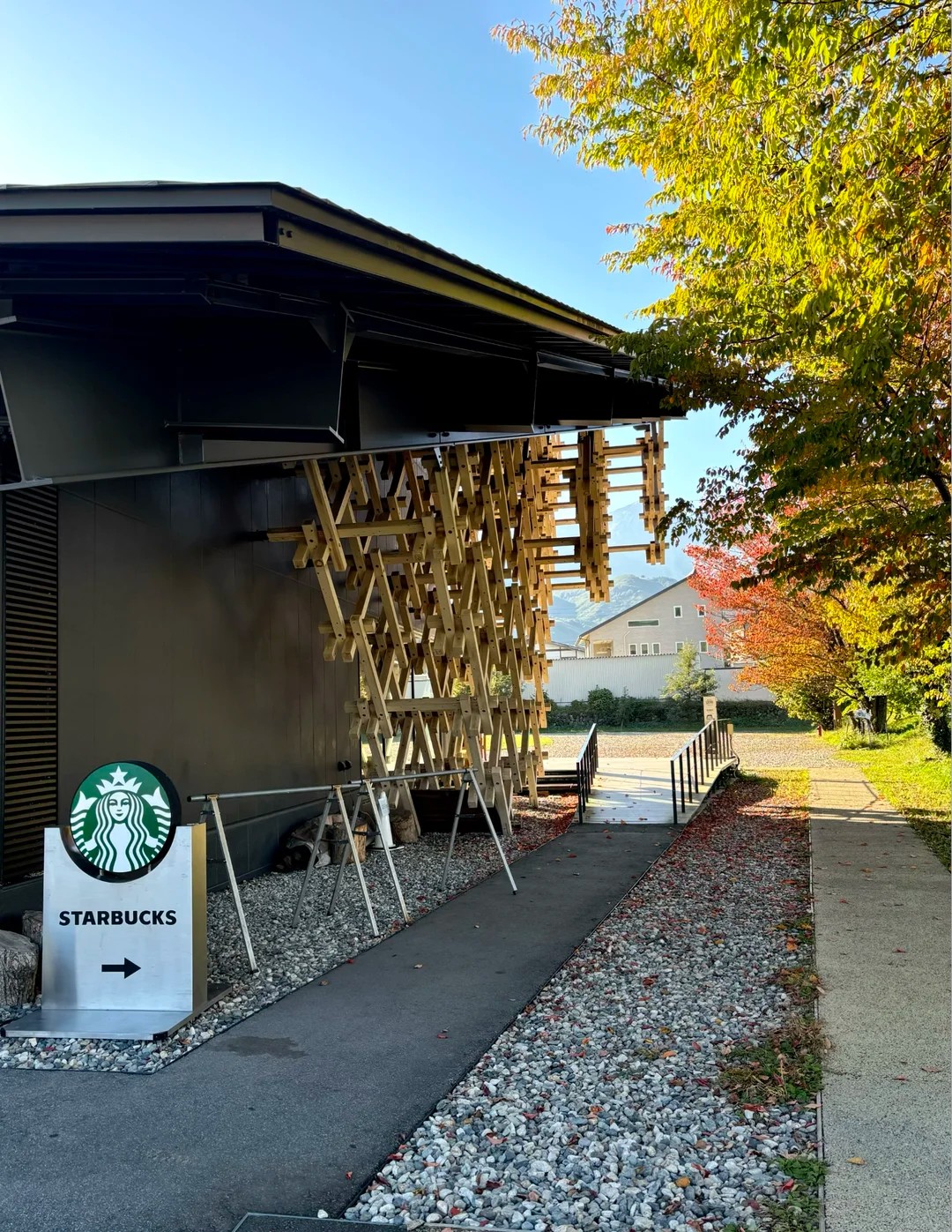 จิบกาแฟพร้อมชมวิวที่ Starbucks Hakuba