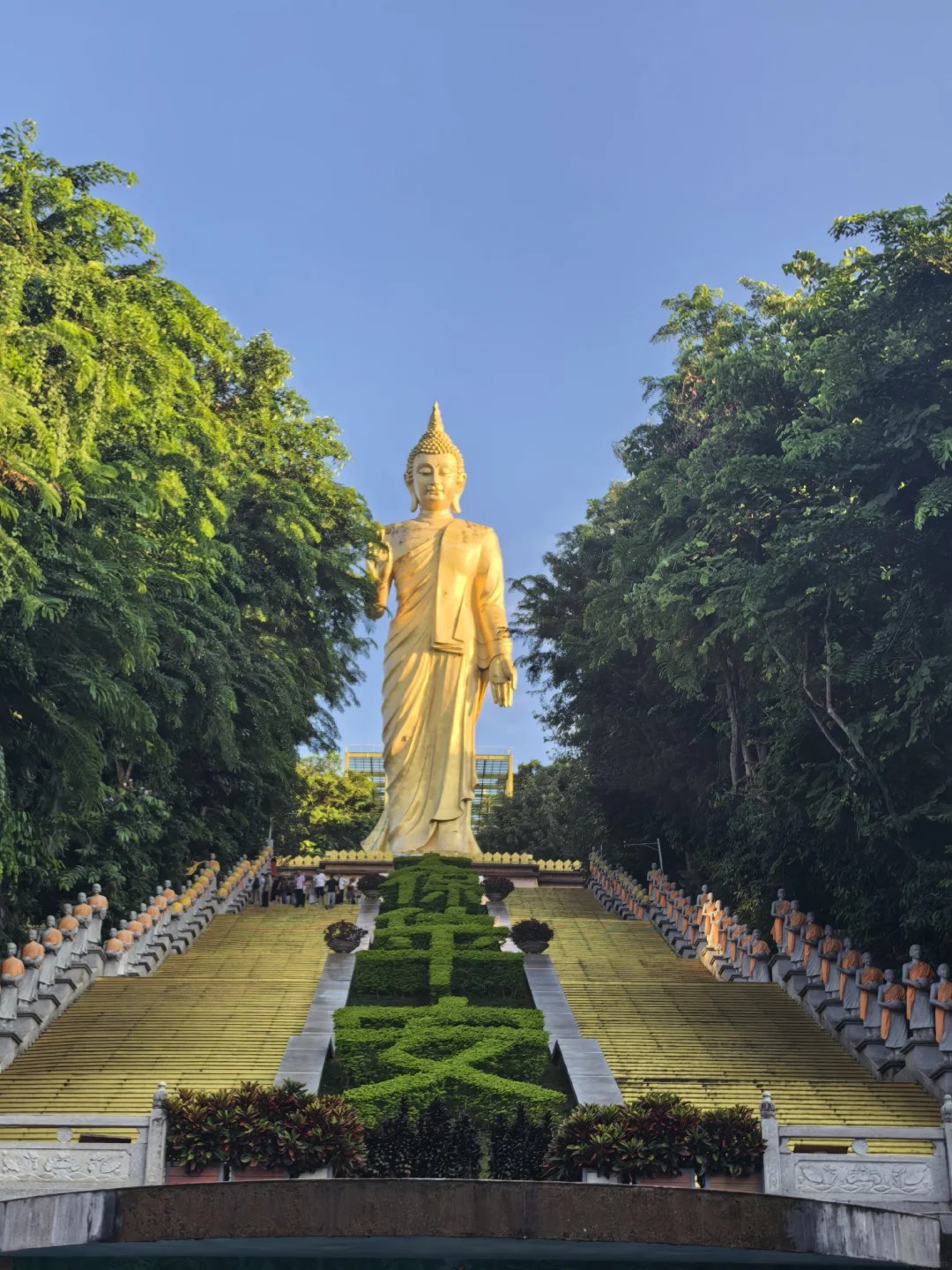 เที่ยวชมภายในวัดหลวงเมืองลื้อ