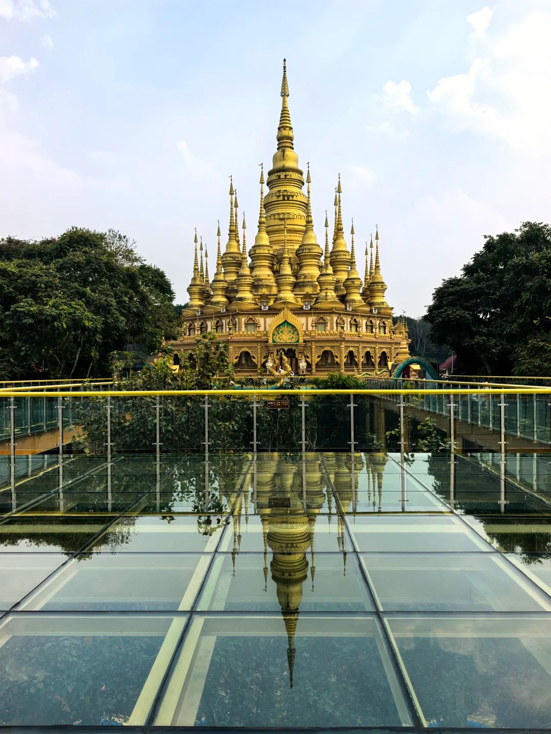เที่ยวชมภายในวัดหลวงเมืองลื้อ