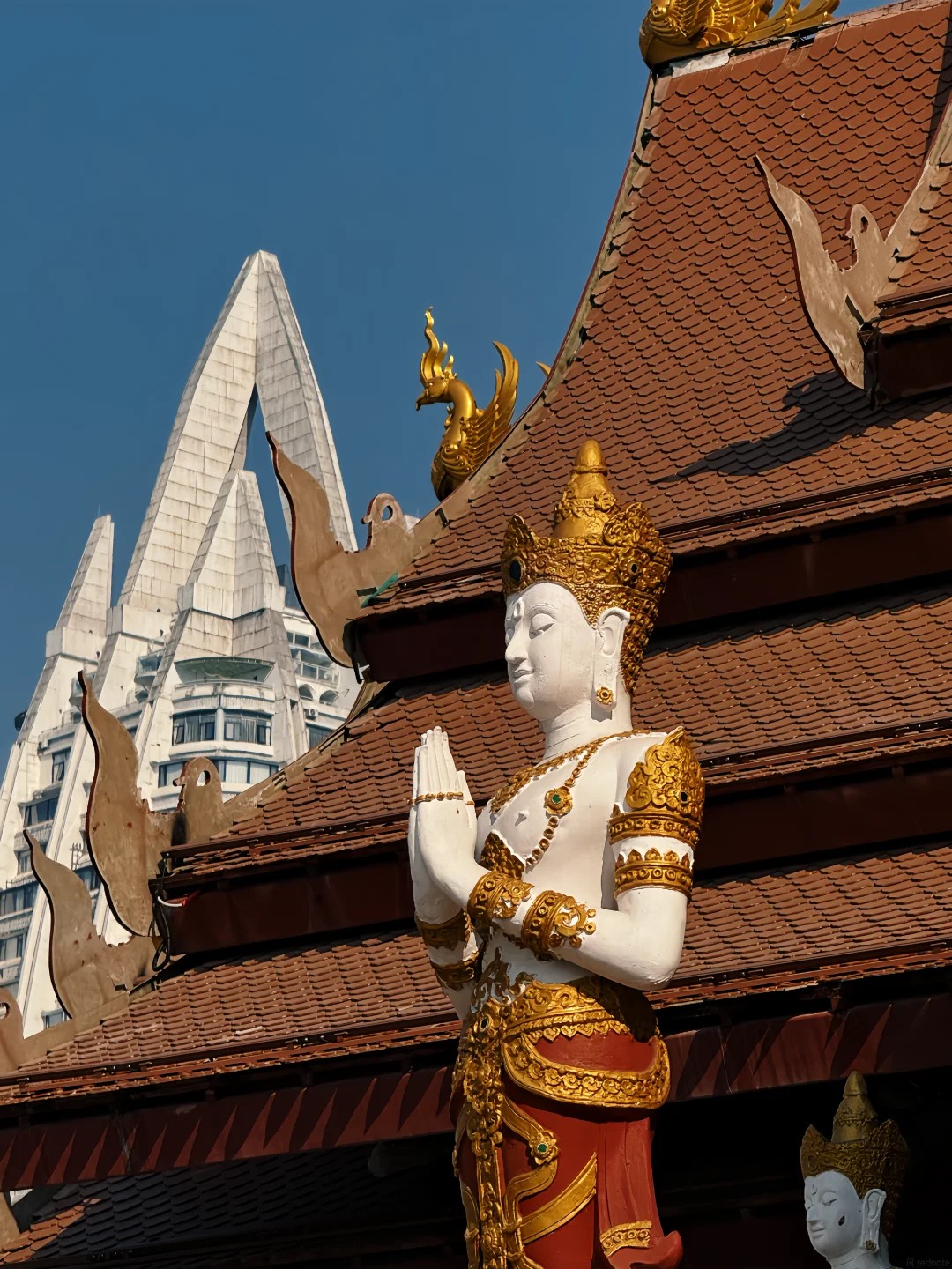 เยี่ยมชมเจดีย์ทองคำใหญ่