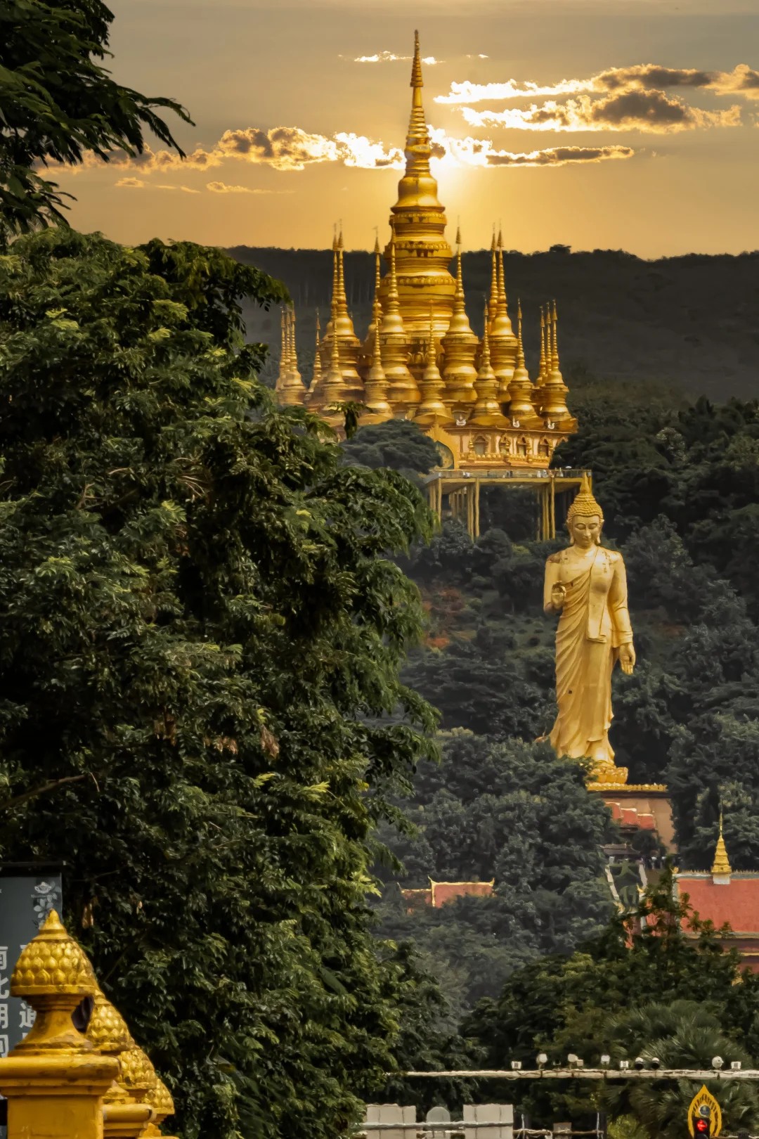 เที่ยวชมภายในวัดหลวงเมืองลื้อ