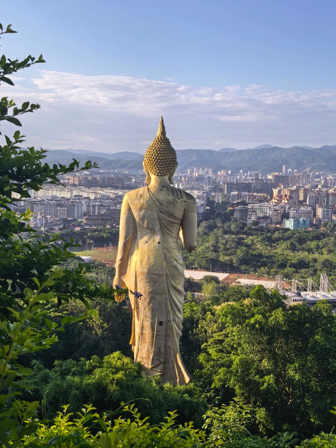 เที่ยวชมภายในวัดหลวงเมืองลื้อ