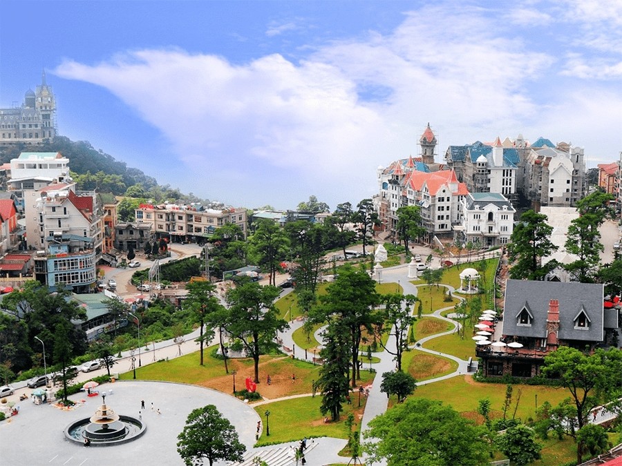 นำท่านเที่ยวชมภายในเมืองต๋ามด๋าว