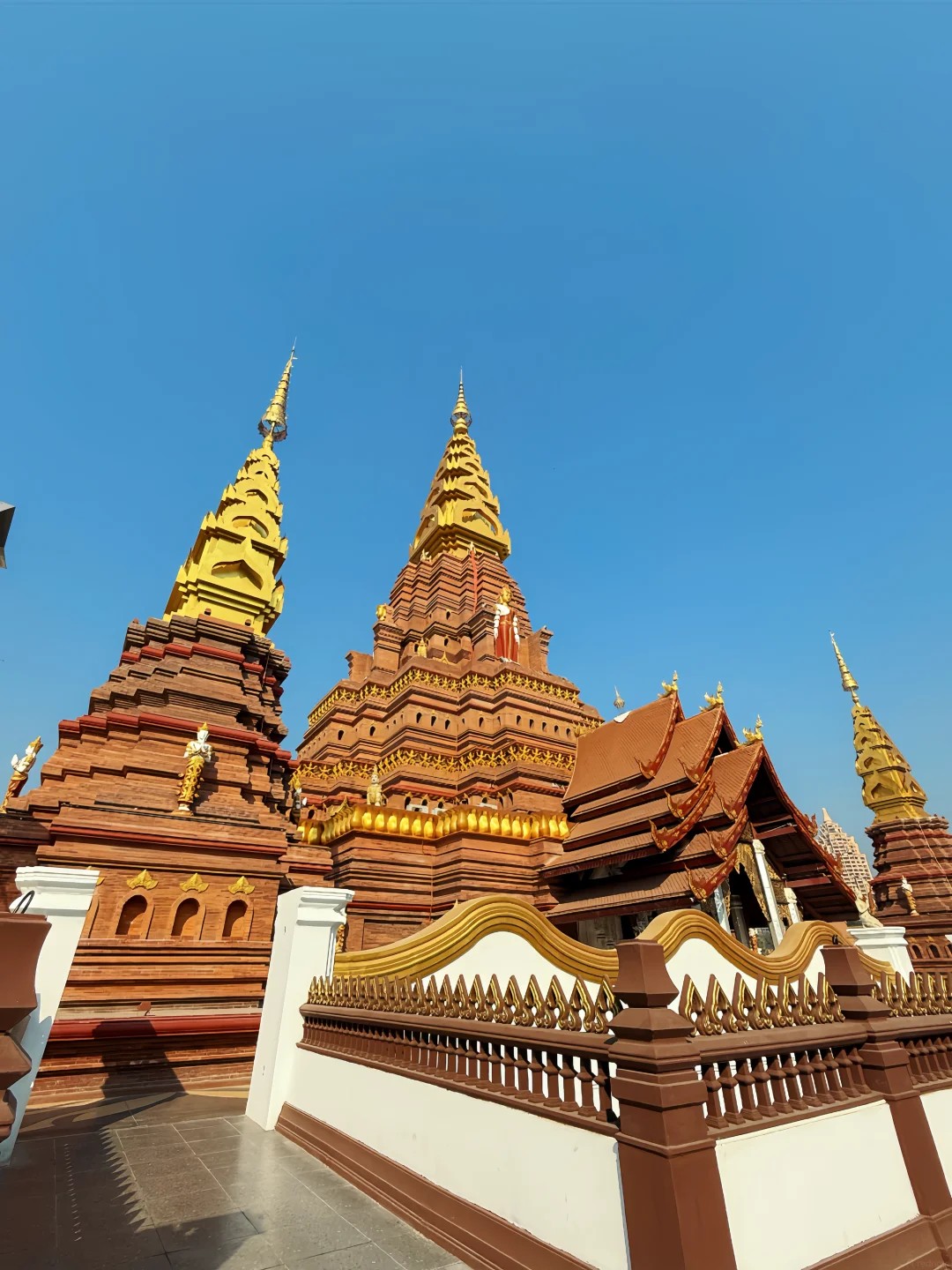 เยี่ยมชมเจดีย์ทองคำใหญ่