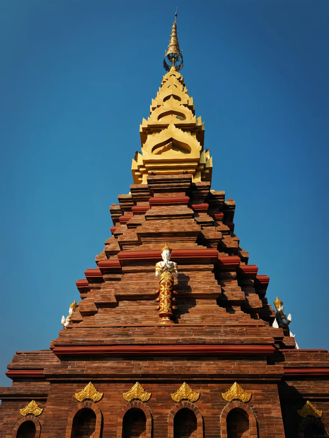 เยี่ยมชมเจดีย์ทองคำใหญ่